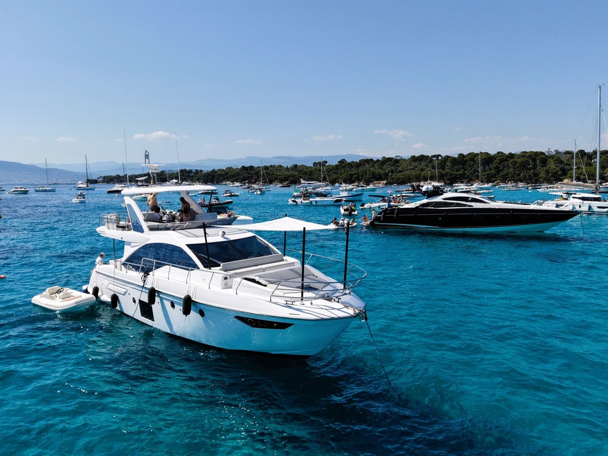 Eclipse at anchor off the Îles de Lérins